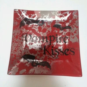 Bandeja de pasador de baratija de vidrio Two's Company "Vampire Kisses" negra y roja - 6"  - Imagen 1 de 2