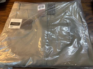 Dockers Men's Khaki D4 W42 L32 Relaxed Fit Pleated Cuffed Never Iron NWT - Picture 1 of 5