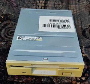 Diskettenlaufwerk 1.44MB 3.5" Floppy Weiß (Zustand akeptabel) mit Blende #IR - Bild 1 von 1