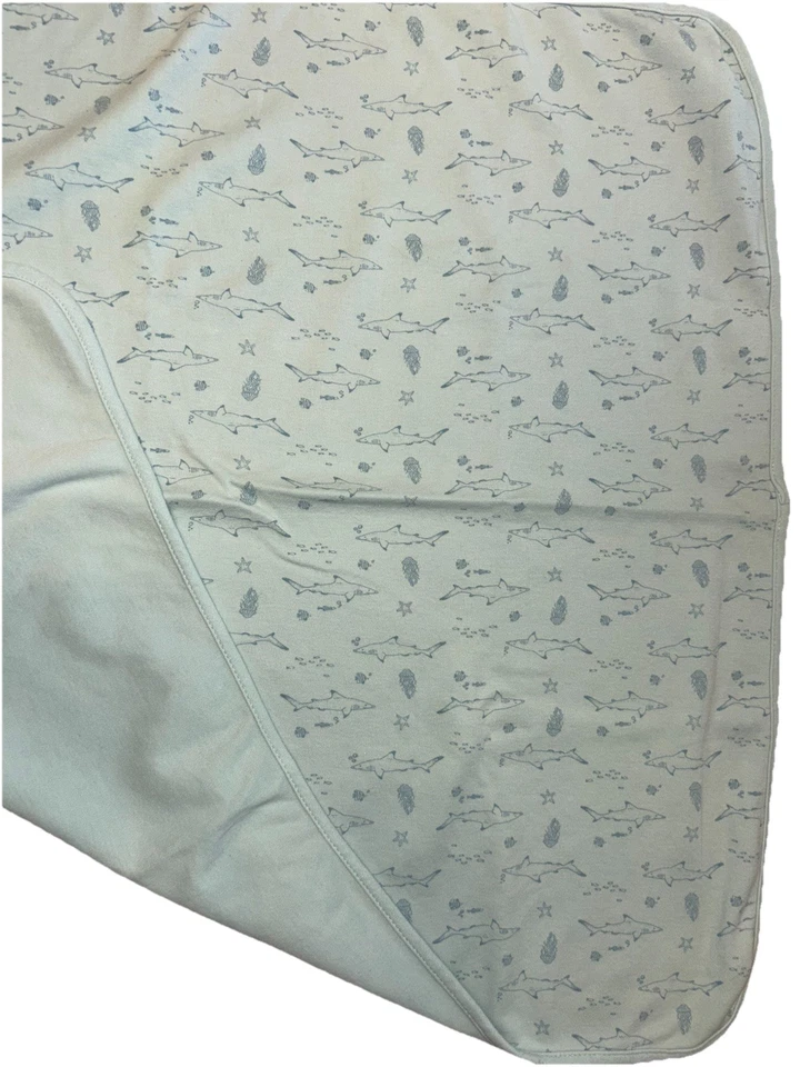 Tiburones y peces sobre una capa de algodón blanco con manta azul para bebé Foto 1 de 4