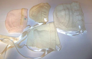 Vintage Set 4 Handarbeit Baby oder Puppe Hauben Spitzenbänder Stricken Häkeln - Bild 1 von 8