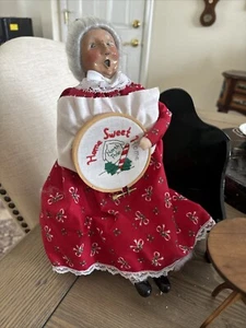 Christmas Byers' Choice 1995 The Carolers — Mrs Claus w/Needlepoint & Table - Picture 1 of 7