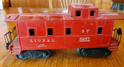 Lionel 6257 caboose BRICK  red  POSTWAR O27 GAUGE TRAIN  1948-1956 - Image 1 of 4
