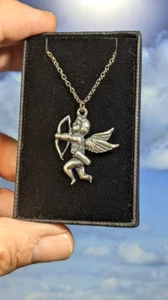 St. Justin Zinn Amor Eros Cherub Anhänger in Geschenkbox. 46 cm Kette - Bild 1 von 4