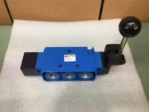 AUTOMATIC VALVE L4505CBFC 5/3 1/2" NPTF PNEUMATIC SPOOL VALVE NEW NO BOX - Picture 1 of 4