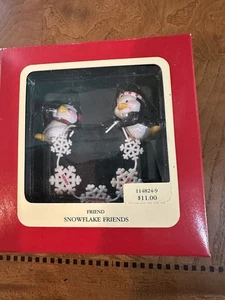 1991 Carlton Karten Erbstück Ornament Pinguine Schneeflocke Freunde ~ 2 3/4" DV100 - Bild 1 von 5