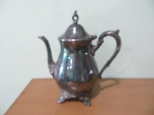 BEAUTIFUL ANTIQUE FOOTED SILVER PLATED TEA POT WITH HANDLE AND HINGED LID - Picture 1 of 12