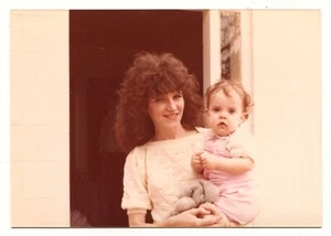 Vernacular Photo 1980er Jahre hübsche junge Frau große Frisur hält ein Baby - Bild 1 von 1