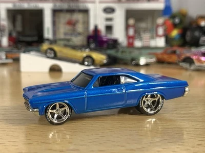 Coche base metálica Chevy Impala Hot Wheels Blue Candy Custom '66 con cambio de rueda Foto 1 de 4