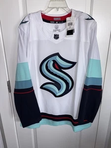 NEU MIT ETIKETT HERREN 54 ADIDAS AEROREADY SEATTLE KRAKEN NHL HOCKEY TRIKOT MIT KAMPFRIEMEN PRO - Bild 1 von 11