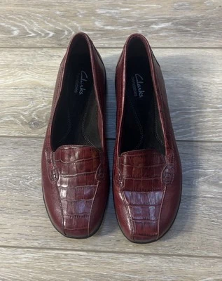 Mocasín Clark’s Bendables Bayou Talla 8M Borgoña Sin Cordones Estampado de Cocodrilo Oficina Vacaciones Foto 1 de 4