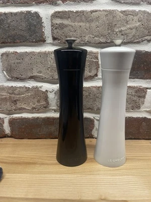 Juego de Molinillo de Sal y Pimienta Le Creuset 8" Provenza Minimalista Blanco Negro Foto 1 de 4