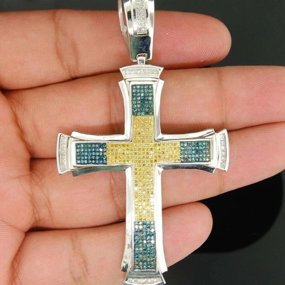 Colgante de cruz enchapada en oro blanco de 14 quilates con diamantes amarillos y azules de 1,60 quilates para hombre de 2,30" Foto 1 de 4