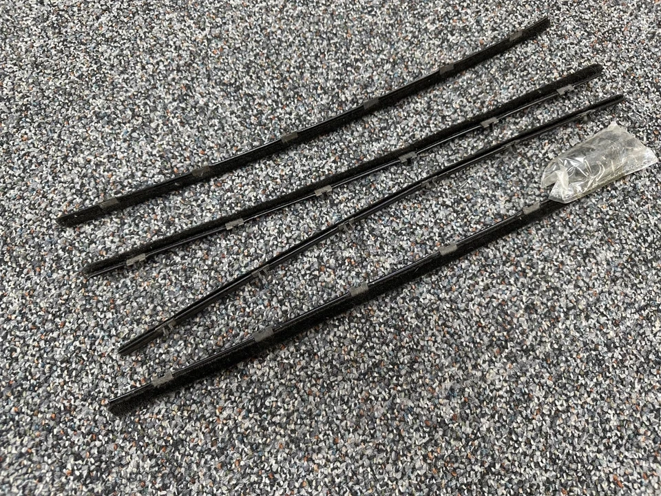 Morris Minor 1000 Door Weather Strips Felt Qty4 with Clips NEW! - Image 1 of 3