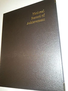 CARPETA DE PVC RÉCORD NACIONAL DE LOGROS MARRÓN CUERO GRANO PESADO ASPECTO PVC - Imagen 1 de 2