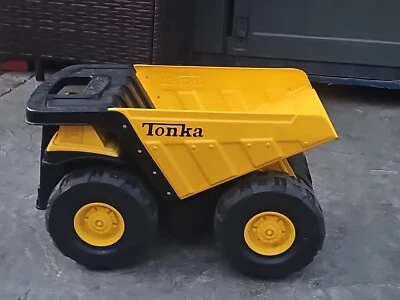 Camión de volteo Tonka Hasbro 2012 Mighty Big con mango negro de acero prensado y plástico Foto 1 de 4