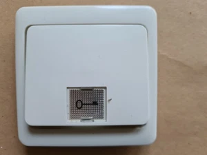 PEHA Taster Wechsel Wippe m. Zentralplatte, Schlüsselsymb f. Kombinationen beige - Bild 1 von 2