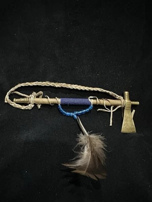 Mini réplica decorativa de pipa Tomahawk Peace • cuentas azul oscuro pluma de cuero Foto 1 de 4