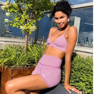 Sujetador de guinga Alo Yoga Vapor Splendor y conjunto corto de guinga sorbete de frambuesa grande - Imagen 1 de 18