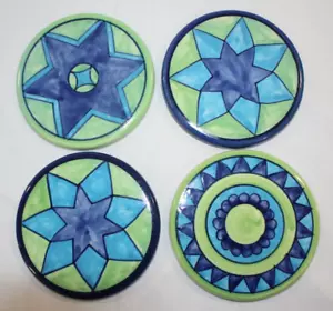 4 Sottobicchieri Pier 1 Ceramica Blu e Verde Motivo Patchwork Floreale Gommini - Foto 1 di 13