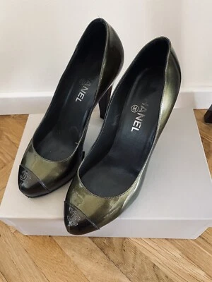 Zapatos de Tacón Alto Chanel Cuero Negro Logo CC Talla 39 EE. UU. 8,5 Netaporter Foto 1 de 4