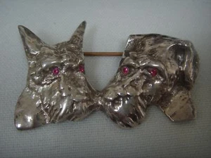 HÜBSCHE SCHWERE BROSCHE SILBERGUSS ZWEI HUNDE ROTE AUGEN SCOTTIE & TERRIER? - Bild 1 von 1