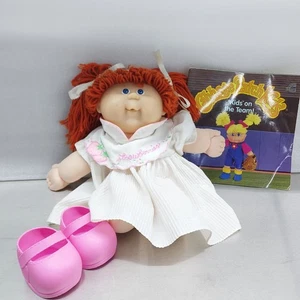Bambola vintage Cabbage Patch Kid capelli arancioni/rossi con scarpe e bambini sul libro della squadra - Foto 1 di 16