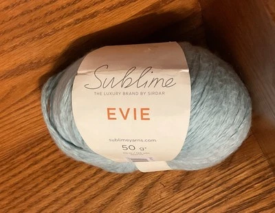 Sirdar Sublime EVIE Lujo Hilo Tono 516 Azul Claro 126 yardas ~ 115 metros Nuevo Foto 1 de 3