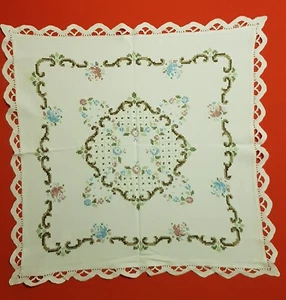 Mitteldecke ; gestickt ; 70 x 68 cm; Handarbeit - Bild 1 von 3