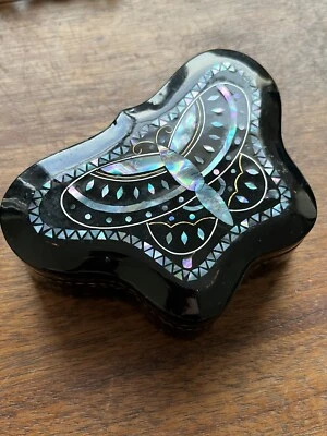Vintage Butterfly Chinese lacquer box with mother of pearl Abalone inlaid - Изображение 1 из 4