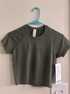 NWT Lululemon Size 6 Swiftly Tech Cropped Short Sleeve 2.0 Shirt ARMG Army Green - Picture 1 of 4