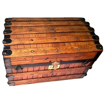 Baúl listones roble macizo tapa curva alrededor de 1880 cerradura de latón restaurada fechada y forrada Foto 1 de 4