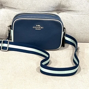 Bolso para cámara COACH Mini Jamie en cuero deportivo azul claro profundo - Imagen 1 de 11