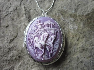 HAND PAINTED GRECIAN CHARIOT, HORSES, GREECE, CHARIOTEER CAMEO SILVER LOCKET - Bild 1 von 6