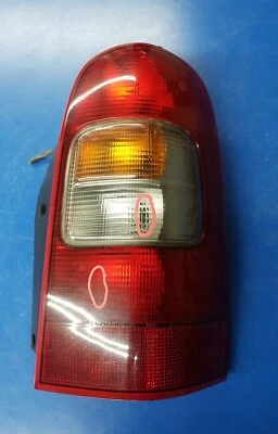 Luz trasera lateral derecha Venture Montana Silhouette 1997-2005 pasajero usada Foto 1 de 4
