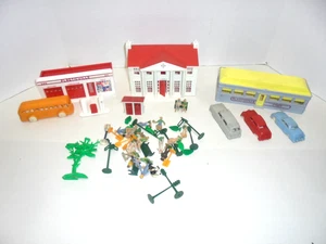 PLASTICVILLE KOLONIAL, TANKSTELLE, DINER MIT AUTOS & FIGUREN GEBRAUCHT AUF O & S LAYOUT - Bild 1 von 7
