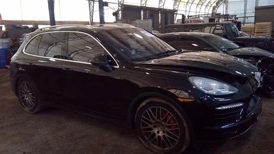 Pinça de driver traseira GTS pintada de vermelho compatível com 11-18 PORSCHE CAYENNE 5822924 - Imagem 1 de 4