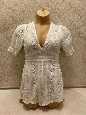 Mameluco exuberante. Ojales florales blancos ojo de cerradura trasero. Talla mediana Foto 1 de 4