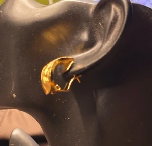 14 karat Wave scroll earring, gold with black border (GD81) - Picture 1 of 7