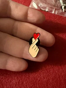 K-Pop Finger Heart Hand Sign Enamel Pin ❤️ Cute Korean Style Lapel Badge - Picture 1 of 3
