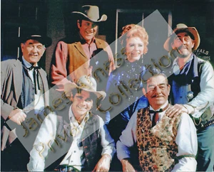 James Arness Maresciallo Dillon Gruppo Gunsmoke foto 8 x 10 #10182022 - Foto 1 di 2