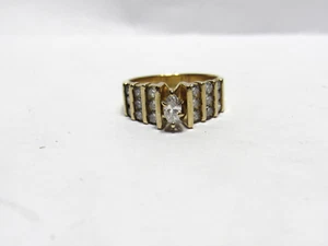 Anillo de compromiso de diamantes marquesa para dama, diamantes engarzados en Chanel, oro amarillo de 14kt - Imagen 1 de 8