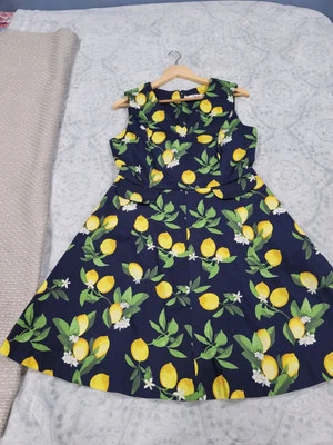 Vestido sem mangas Chetta B limões e folhas amarelo marinho e verde fit & flare 10 - Imagem 1 de 4