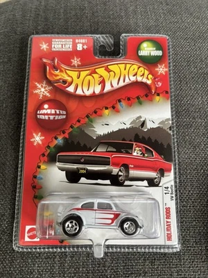 Volkswagen Beetle 2004 Holiday Rods Larry Wood blanco Hot Wheels Foto 1 de 3