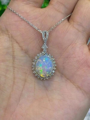 Precioso colgante con halo de ópalo de fuego simulado de corte ovalado enchapado en oro blanco de 14 k Foto 1 de 4