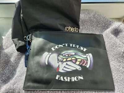 Clutch Roberto Cavalli, Novo, Bolsa de Pó, Preto com Logotipo Não Confie Moda, Itália - Imagem 1 de 4