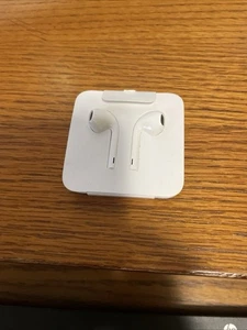 Apple EarPods with Lightning Connector In Ear Canal Headset - White Free Ship - Picture 1 of 1