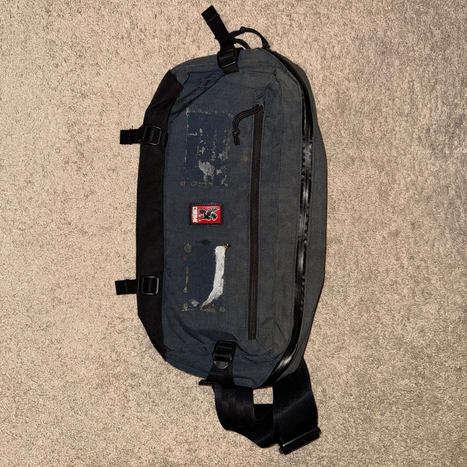 Bolso bandolera Chrome Industries Kadet azul marino con hebilla plateada Foto 1 de 4