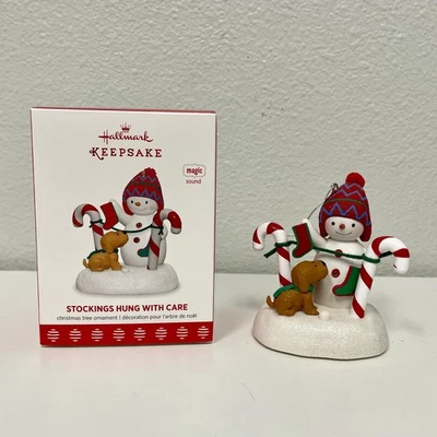 Medias Hallmark 2017 colgadas con cuidado adorno de Navidad muñeco de nieve y perro Foto 1 de 4