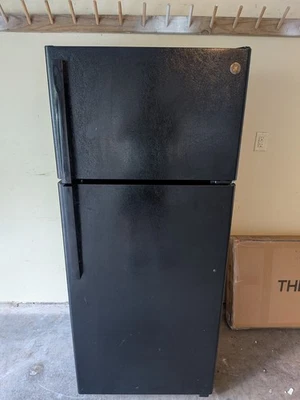 Refrigerador GE negro con máquina de hielo Foto 1 de 2